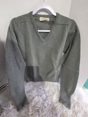 VTG Classic 100% Pure Lambswool V-Neck Sweater Army Green. From Scotland, Size S